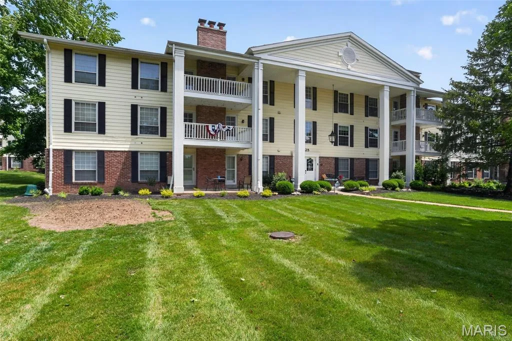 1525 Hampton Hall Drive #12, Chesterfield, MO 63017 — listing photo 1 of 26
