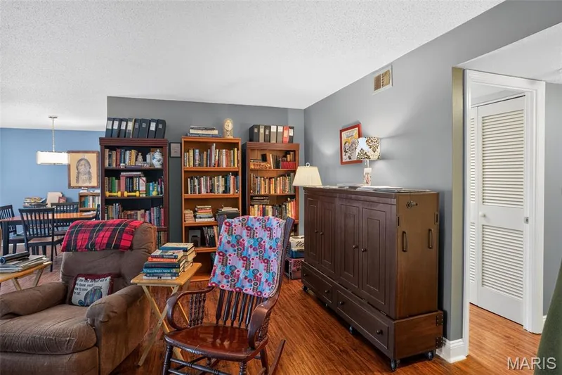 1525 Hampton Hall Drive #12, Chesterfield, MO 63017 — listing photo 4 of 26