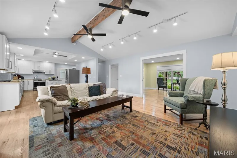 Great open floorplan that is ideal for entertaining — 312 Diplomat Lane, Chesterfield, MO 63017