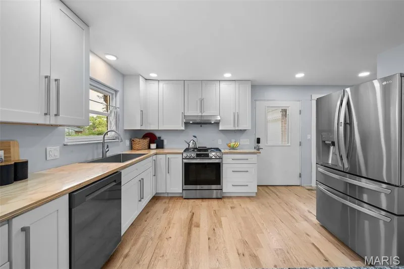New white shaker soft close cabinets — 312 Diplomat Lane, Chesterfield, MO 63017