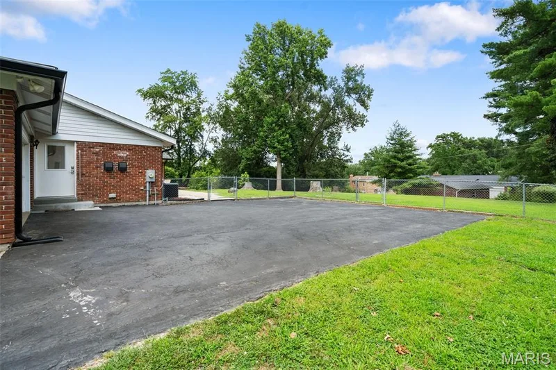 Home has buried electrical service lines for added convenience and aesthetics — 312 Diplomat Lane, Chesterfield, MO 63017