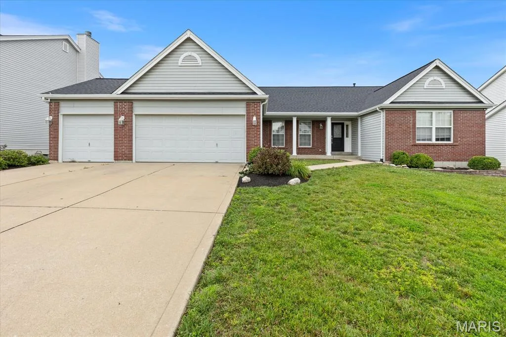 8010 Knights Crossing Drive, O'Fallon, MO 63368 — listing photo 1 of 33