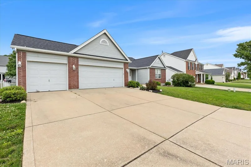 8010 Knights Crossing Drive, O'Fallon, MO 63368 — listing photo 2 of 33