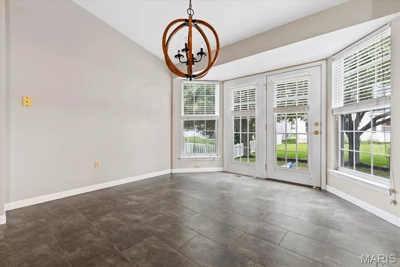 8010 Knights Crossing Drive, O'Fallon, MO 63368 — listing photo 6 of 33