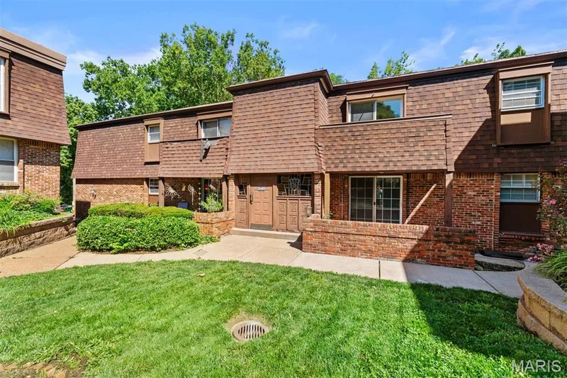 13485 Coliseum Drive #H, Chesterfield, MO 63017 — listing photo 3 of 22
