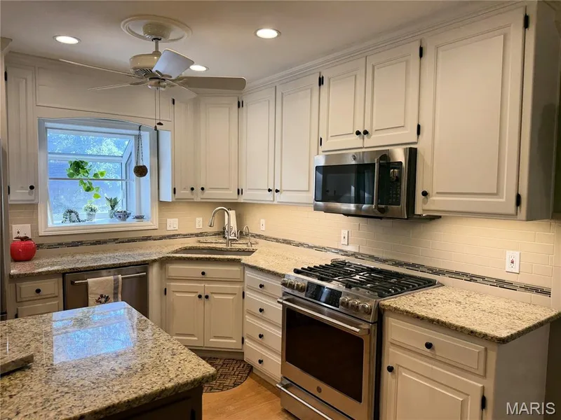 features stainless steel appliances — 14238 Kinderhook Drive, Chesterfield, MO 63017