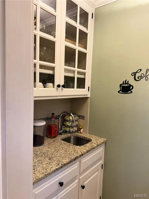 wet bar between kitchen and family room — 14238 Kinderhook Drive, Chesterfield, MO 63017