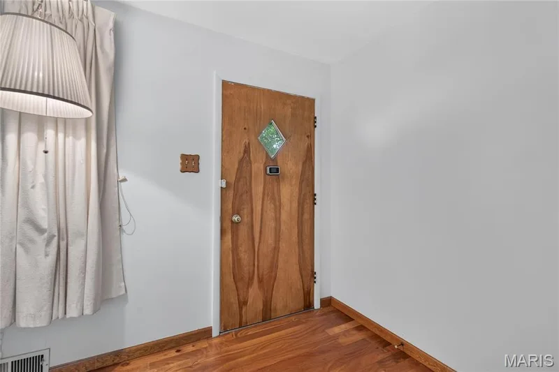 7 Wayne Street, St Charles, MO 63301 — listing photo 2 of 43