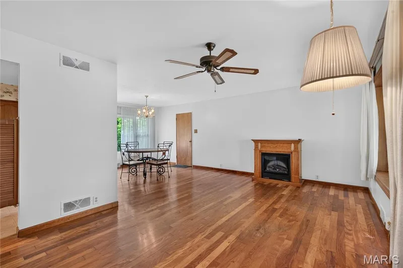 7 Wayne Street, St Charles, MO 63301 — listing photo 3 of 43