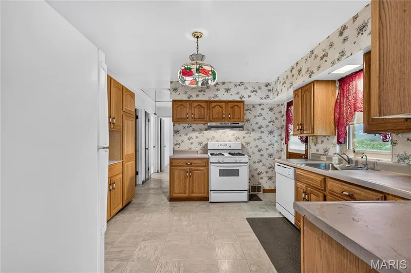 7 Wayne Street, St Charles, MO 63301 — listing photo 12 of 43