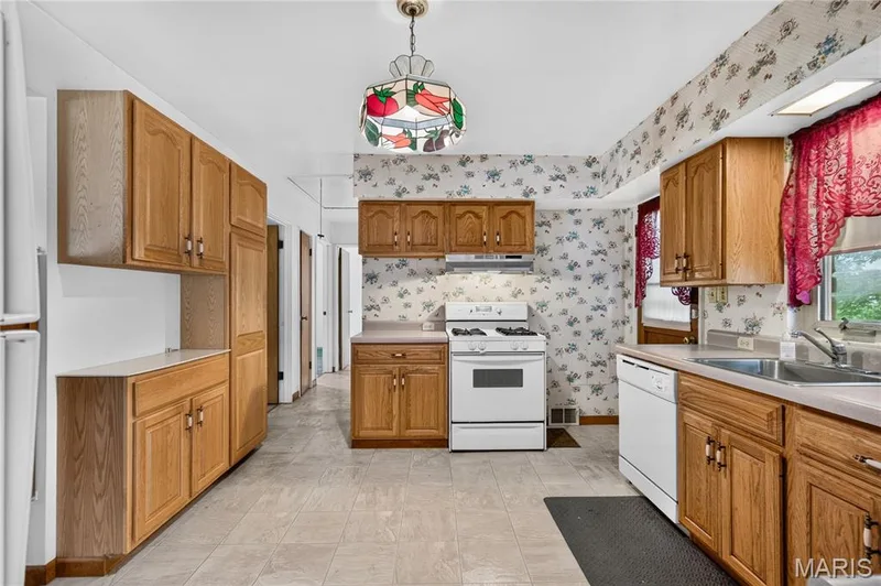7 Wayne Street, St Charles, MO 63301 — listing photo 13 of 43