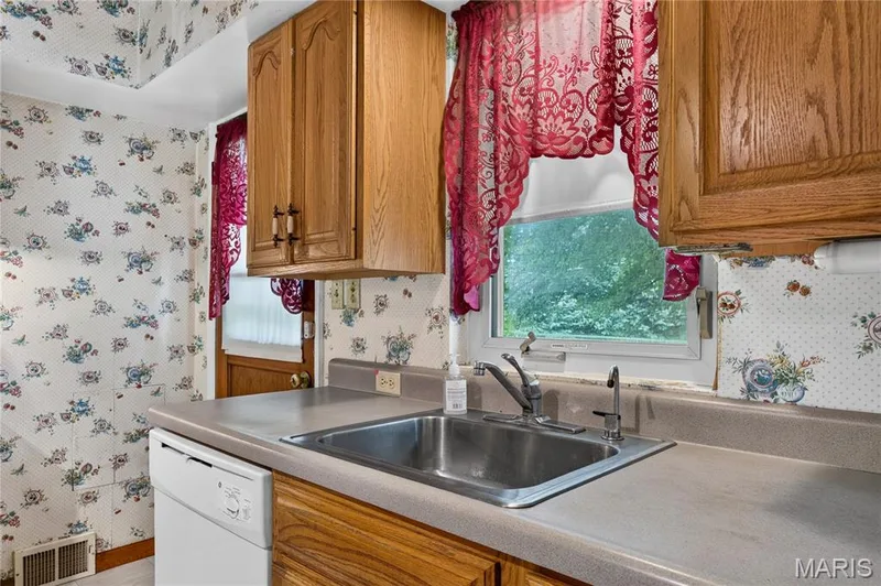 7 Wayne Street, St Charles, MO 63301 — listing photo 14 of 43