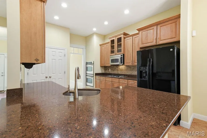 Breakfast bar — 14 Burgundy Place Drive, Dardenne Prairie, MO 63368