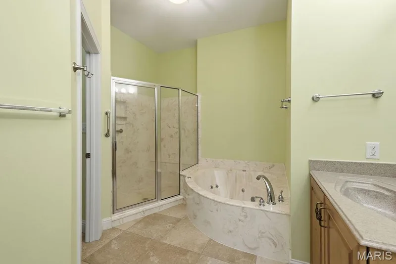 Primary bath w/ large, jetted tub & walk in shower, double vanity w/makeup area — 14 Burgundy Place Drive, Dardenne Prairie, MO 63368