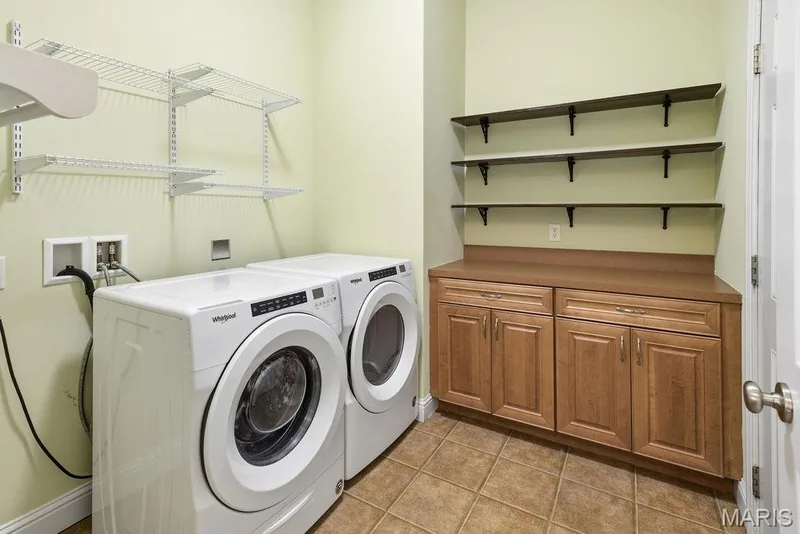 Large main floor laundry — 14 Burgundy Place Drive, Dardenne Prairie, MO 63368