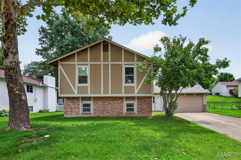 1719 Foxglove Drive, St Charles, MO 63303 — listing photo 3 of 38