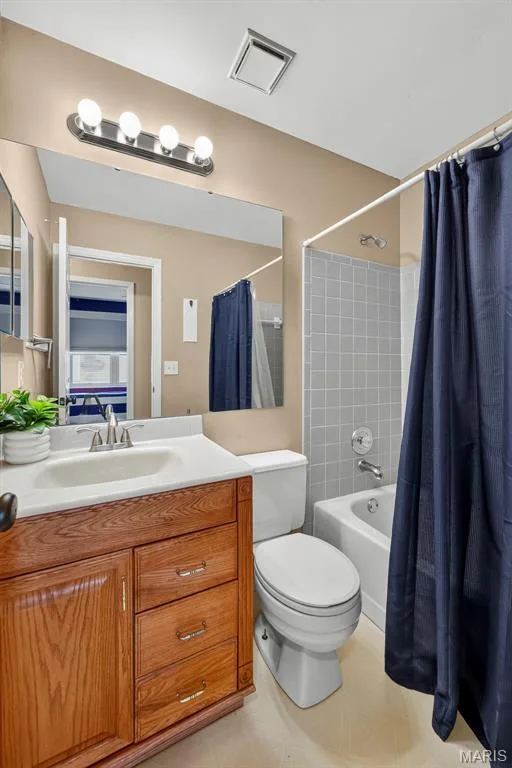 Upstairs Hall Bathroom — 1719 Foxglove Drive, St Charles, MO 63303