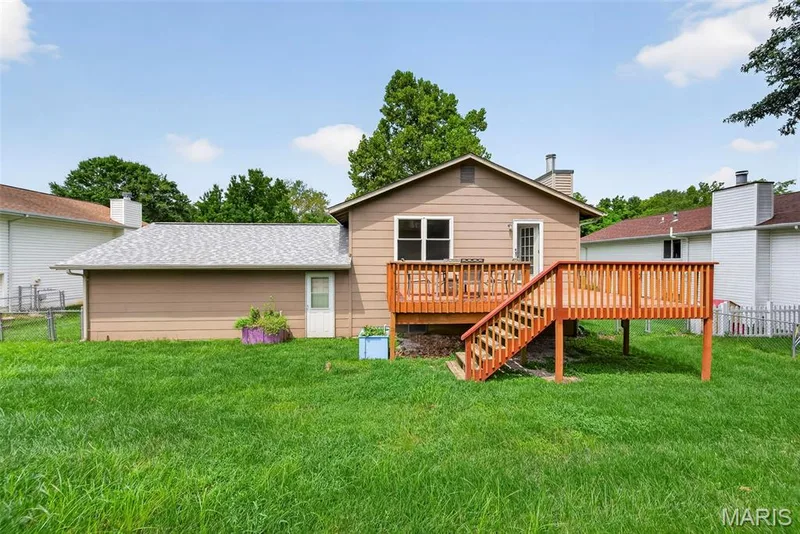 Nice deck with stairs to fenced in yard! — 1719 Foxglove Drive, St Charles, MO 63303