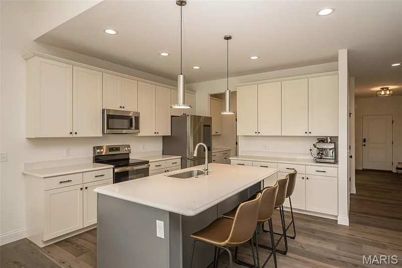 Upgraded 42" cabinets and stainless steel appliances. — 325 Gailin Drive, Lake St. Louis, MO 63367