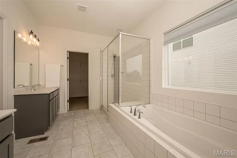 Tiled shower and tub surround — 325 Gailin Drive, Lake St. Louis, MO 63367