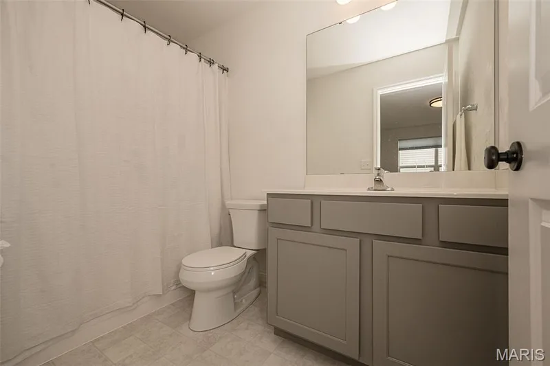 Upper Level Hall Bathroom — 325 Gailin Drive, Lake St. Louis, MO 63367