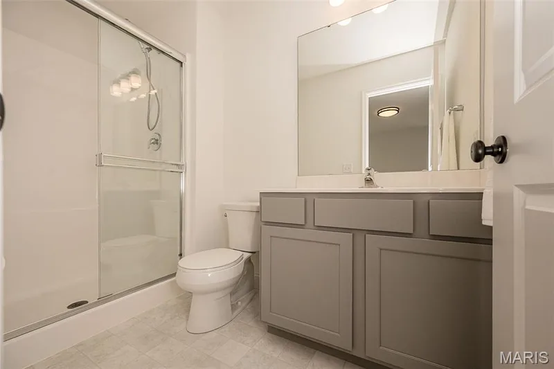 Bedroom 4 ensuite full bathroom — 325 Gailin Drive, Lake St. Louis, MO 63367