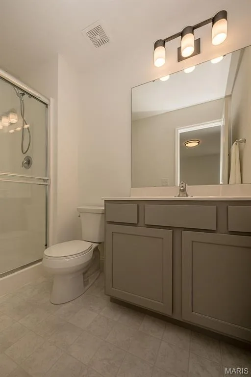 Bedroom 4 ensuite full bathroom — 325 Gailin Drive, Lake St. Louis, MO 63367