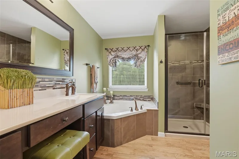 Luxury garden tub double sinks — 28 Seabiscuit Drive, St Charles, MO 63301