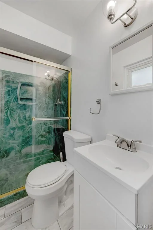 Full bath off the primary bedroom — 208 Meadowlark Lane, St Charles, MO 63301