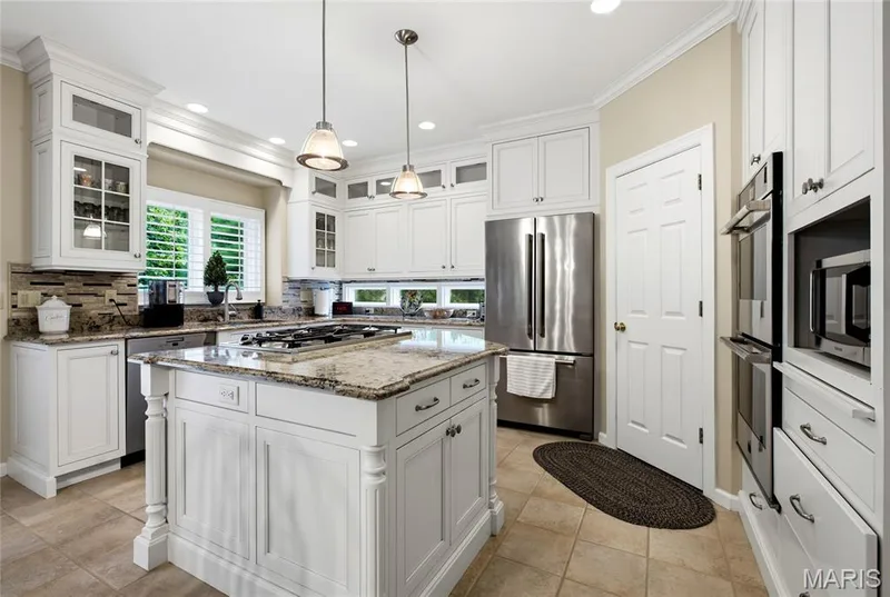 15920 Picardy Crest Court, Chesterfield, MO 63017 — listing photo 8 of 39