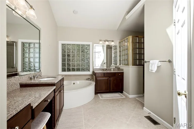 15920 Picardy Crest Court, Chesterfield, MO 63017 — listing photo 10 of 39