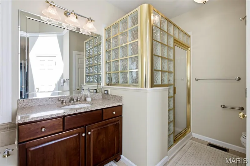 15920 Picardy Crest Court, Chesterfield, MO 63017 — listing photo 11 of 39