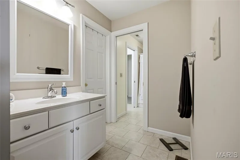 15920 Picardy Crest Court, Chesterfield, MO 63017 — listing photo 18 of 39