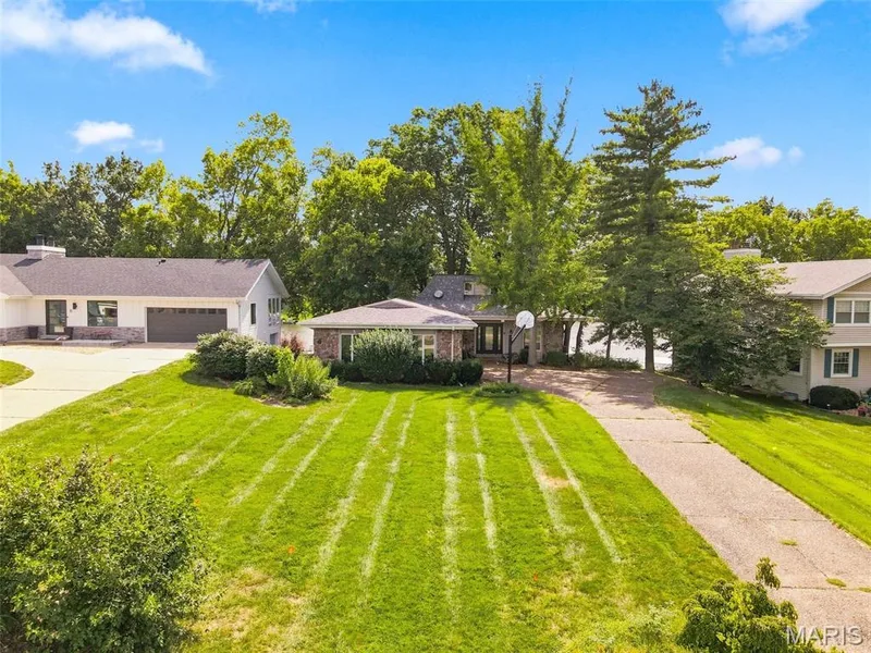 Newer Roof and Gutters - Newer Maintenance Free Wrap-Around Deck - 2 Fireplaces - 4 Bedrooms - 3 Bathrooms - Walkout Lower Level — 4 Harbor Point Court, Lake St. Louis, MO 63367