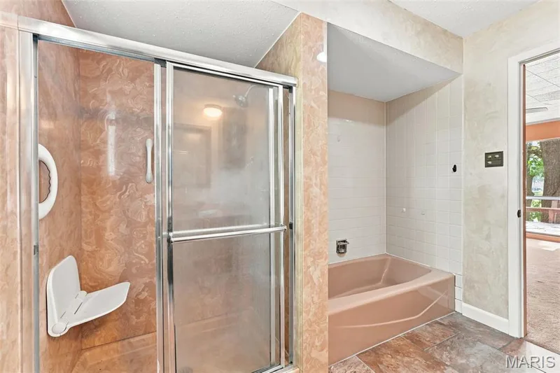 Primary En Suite with Oversize Vanity, Private Water Closet, Tub and Separate Shower — 4 Harbor Point Court, Lake St. Louis, MO 63367