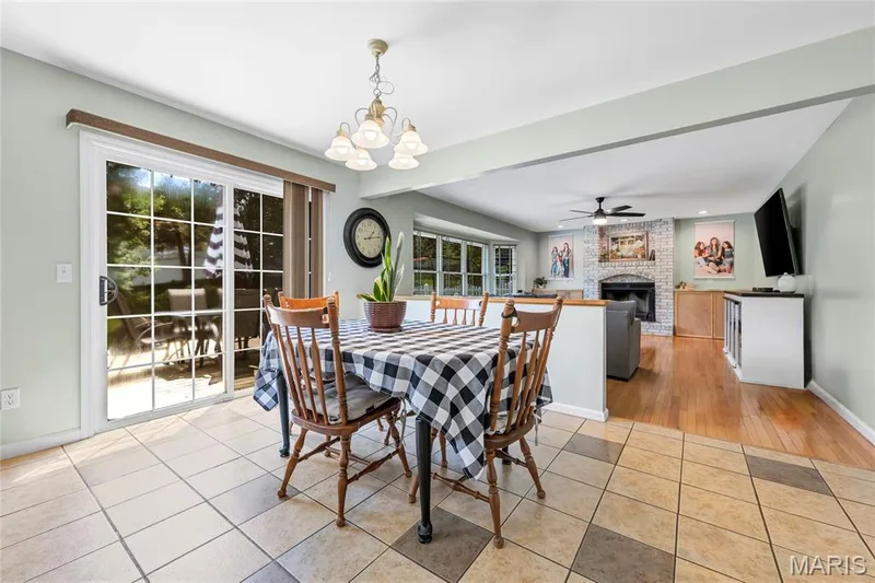 Breakfast area is right next to the kitchen, has views of the back yard and also opens to the family room.  Makes for ease of entertaining. — 2304 Bear Fountain Run, Wentzville, MO 63385