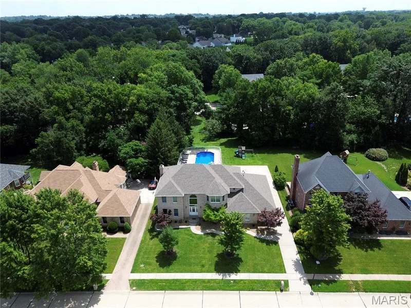 16 Delacroix Place, St Charles, MO 63303 — listing photo 5 of 97