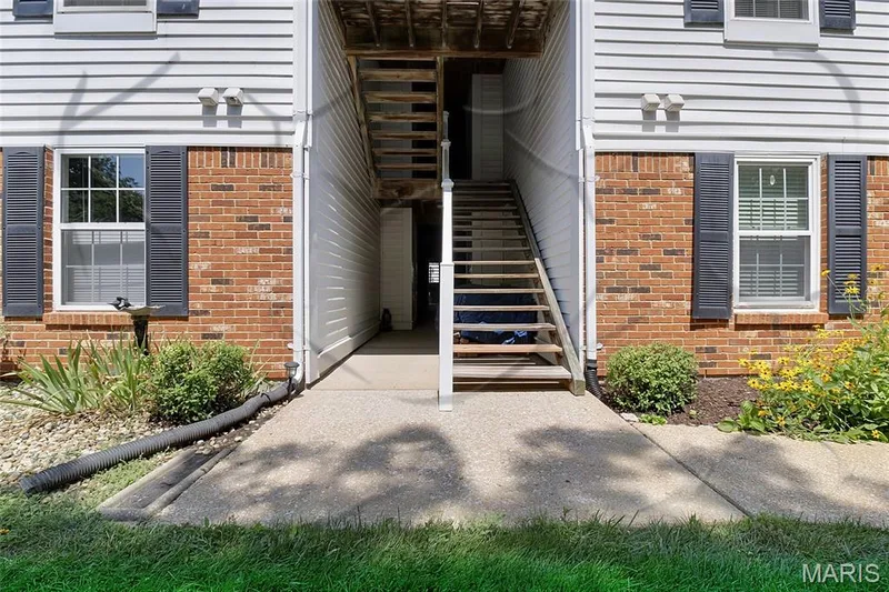 Private Entry to end condo unit, NO STAIRS — 16566 Victoria Crossing Drive #B, Wildwood, MO 63040