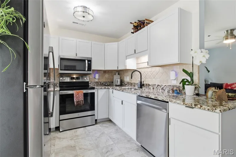 gorgeous white shake cabinetry, granite countertops, stainless appliances — 16566 Victoria Crossing Drive #B, Wildwood, MO 63040