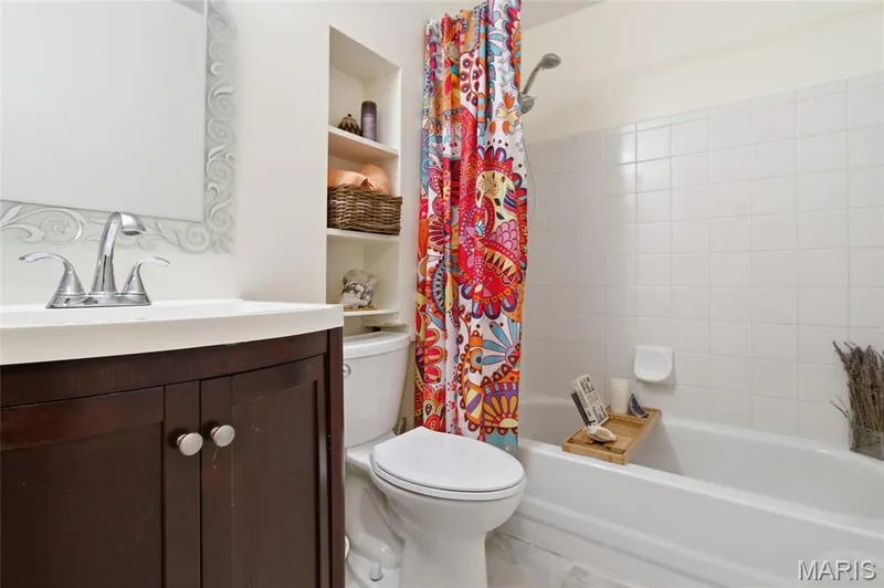 Full bathroom in hallway with tub/shower combo — 16566 Victoria Crossing Drive #B, Wildwood, MO 63040