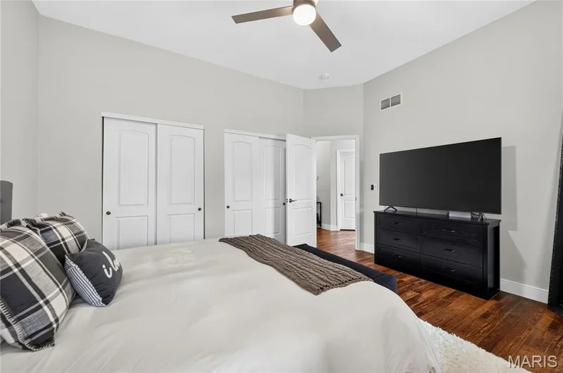 Vaulted ceiling with a ceiling fan, recessed lighting, and wood-finish flooring — 2514 S Larksong Drive, Grover, MO 63040
