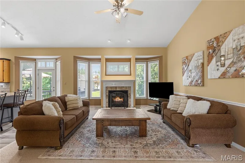 1404 Devonshire County Drive, Wentzville, MO 63385 — listing photo 4 of 36
