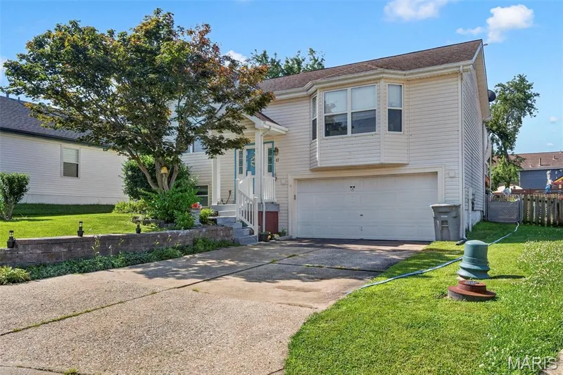 2 car garage — 17 Kingspointe Court, St Peters, MO 63376