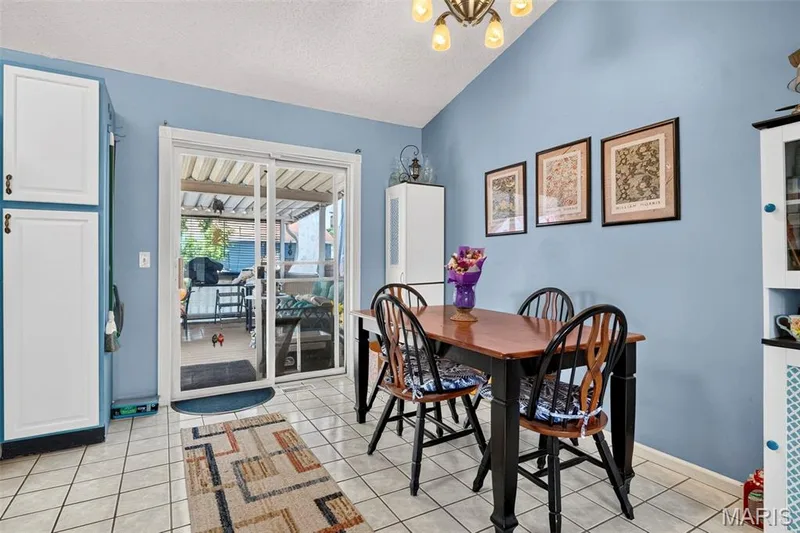 Dinning Area with access to the back yard, — 17 Kingspointe Court, St Peters, MO 63376