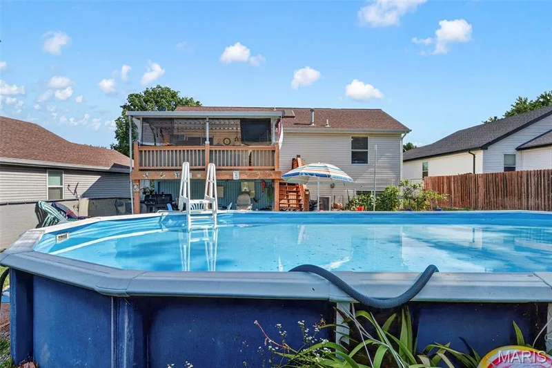 Above-ground swimming pool — 17 Kingspointe Court, St Peters, MO 63376