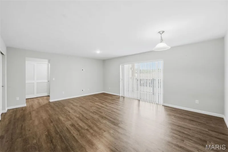 Spacious Family Room and breakfast room w/ LVP flooring — 321 Bordeaux Way, St Peters, MO 63376