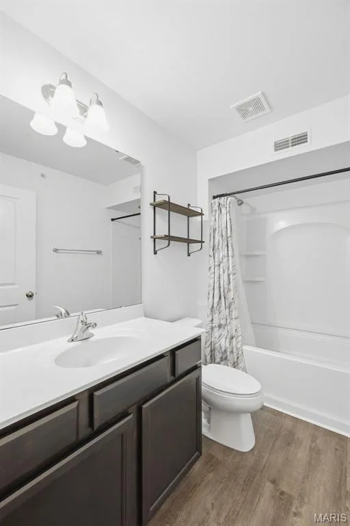Hall Bathroom — 321 Bordeaux Way, St Peters, MO 63376