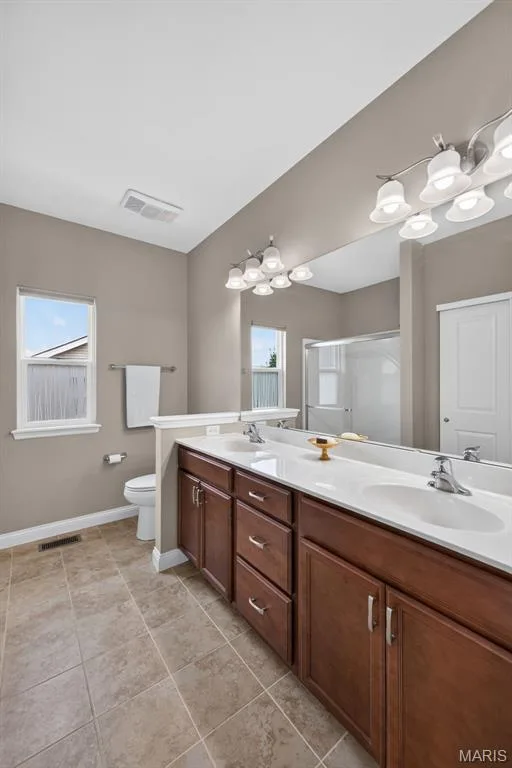 Primary en suite with dual sinks — 1125 Duxbury Lane, O'Fallon, MO 63366