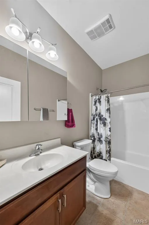 Hall bathroom — 1125 Duxbury Lane, O'Fallon, MO 63366