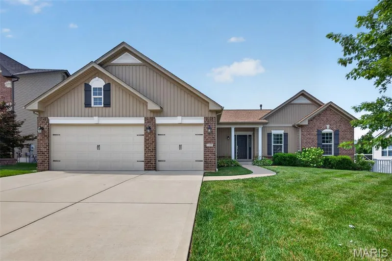 Don't miss out on this gorgeous home, schedule your showing today! — 1125 Duxbury Lane, O'Fallon, MO 63366